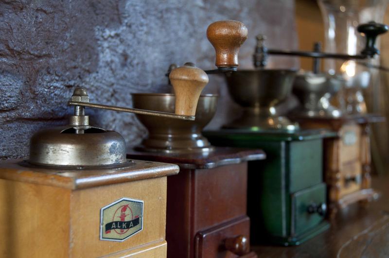 Oude koffiemolens en tafelbel op de bar