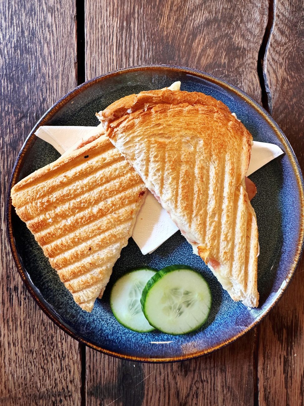 Tosti ham-kaas van de grill, met komkommer