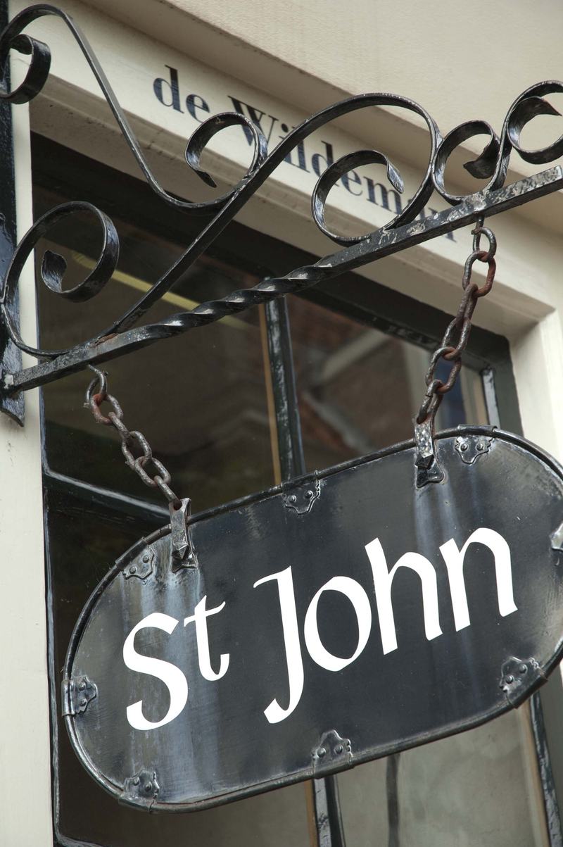Het uithangbord van St. John aan de gevel