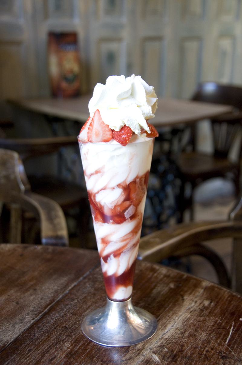 Coupe yoghurtijs met verse aardbeien en slagroom